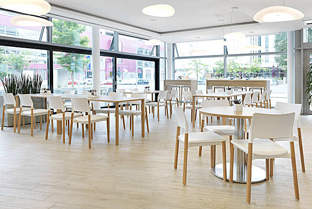 ARN FRAME CHAIR 4L LGW UPH, ARN FRAME CHAIR HKR 4L LGW UPH, ARN MEETING TABLE LGW RC, TEZO MEETING TABLE RD, DoN im Office Park, Vienna International Airport, Wien